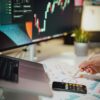 Análisis de datos en computadora y teléfono. nomada capital