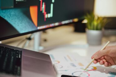 Análisis de datos en computadora y teléfono. nomada capital